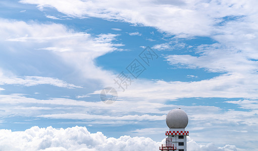 面对蓝天和风云的气象观测雷达圆顶站天空天气收音机航班工程广播晴天数据旅行飞机场背景