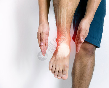 人因发炎而脚踝被烧伤风湿痛苦男性病人扭伤男人药品医院运动科学背景图片