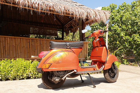 印度复古摩托车在巴厘的一条公共街道上停靠 2019年6月 印度尼西亚 普通摩托车轮和车身设计细节运输旅行自行车城市车轮标识摩托车刹车车辆社论背景