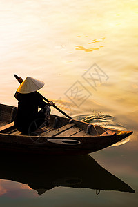 湄公河三角洲传统竹帽划网的越南妇女;背景