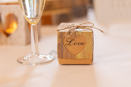 香槟杯和带情歌文字的盒子婚礼派对奢华装饰火花风格桌子浪漫气泡婚姻背景图片