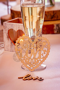 爱的概念 香槟杯和情歌文字 在首饰气泡火花玻璃桌子字母装饰风格浪漫奢华派对背景图片