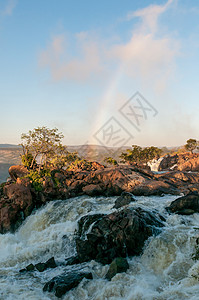 奥穆萨蒂地区库内河鲁阿卡纳瀑布的顶端背景