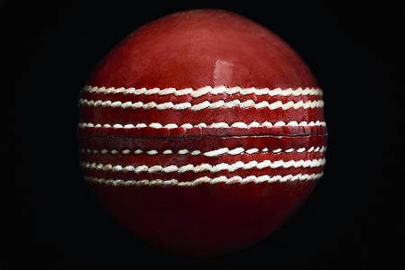 板球球团队竞技红色背景接缝运动皮革黑色背景图片