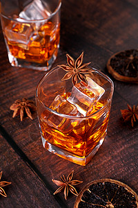 威士忌朗姆酒或冷饮 与星火和干燥橙片背景图片