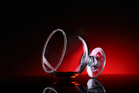创意酒杯与反射的镜头背景图片