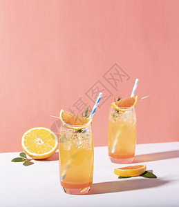 冰冷和新鲜的橙子鸡尾酒加橘子切片C液体饮料柠檬叶子薄荷水果玻璃果味食物酒精背景图片