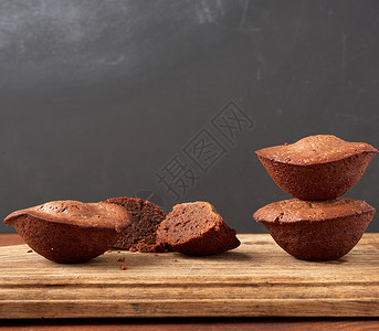 棕色木板上烤巧克力蛋糕圆饼的堆叠背景图片