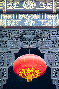 红中国灯笼挂在装饰的门上背景图片