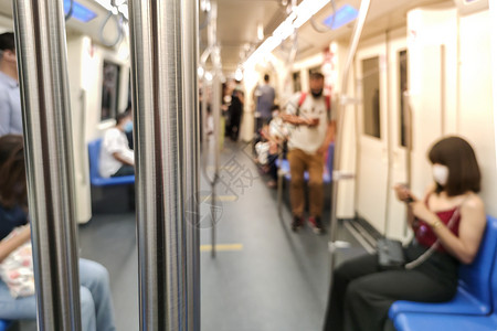 地铁上的软焦点人物形象背景图片