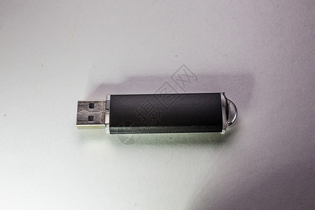 用于数据数据的便携式 USB 内存棒记忆棒计算机技术配件存储硬盘备份金属背景图片