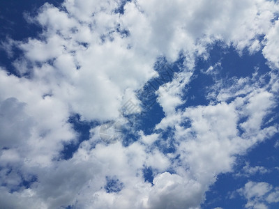 蓝色的天空 有云和太阳白色背景图片