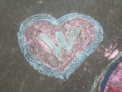 蓝色红心 用粉笔写的字母W背景图片