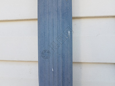 蓝色金属排水管和白色线形排水沟壁板水管房子建筑管道管子背景图片