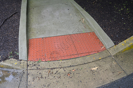 水泥人行道 为盲人提供红色的红带背景图片