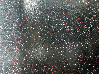 红色 白色和蓝色的黑色地板背景图片