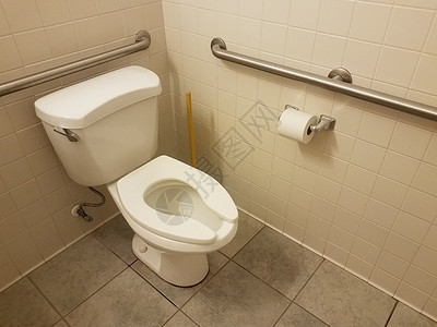 柱塞洗手间中的白马桶 瓷砖 滑筒和厕纸马桶栏杆卫生间组织金属卫生纸背景