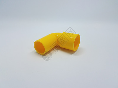 白色背轮上的黄色塑料管连接器背景图片