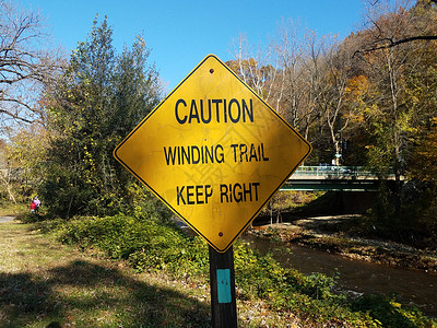 黄黄色警示注意 沿河边保持右标志背景图片