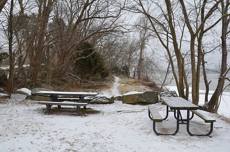 波托马克河沿波托马茨河带小道和雪雪的野餐桌高清图片