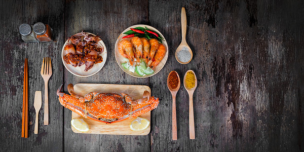 Sqide jumbo 螃蟹和虾在暗底背景和深层空间的鱼叉空间上烹饪美味市场甲壳香菜动物柠檬小龙虾奢华餐厅背景图片