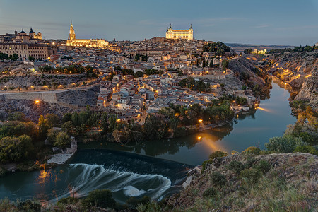 托莱多与塔格斯河在西班牙的景象高清图片