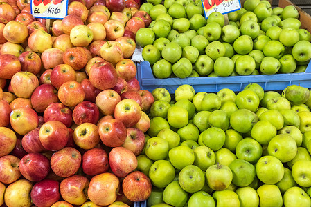 供出售的新鲜红苹果和绿苹果背景图片