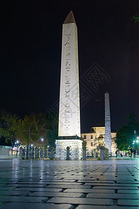 方图狄奥多西方尖碑在晚上 法老图特摩斯三世的古埃及方尖碑 现在位于土耳其伊斯坦布尔背景