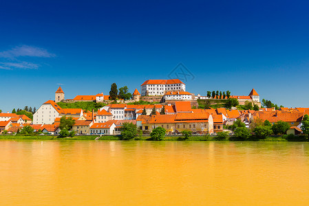 斯洛文尼亚老欧洲小镇普图伊的城市景观 舒适小镇的全景 橙色瓦屋顶的传统建筑 德拉瓦河岸背景图片