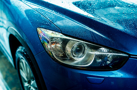 洗车消毒蓝色的车在用水洗 自动护理业务汽车洗发水压力服务大灯头灯肥皂洗车横幅车库背景