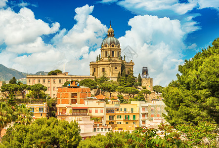 意大利西西里市梅西纳市风景 山顶有大教堂 彩色房屋和蓝色天空的美丽乌云背景图片