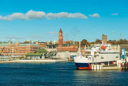 赫尔辛堡Helsingborg市城景 瑞典和丹麦之间的渡轮即将离开港口 海路转运到Helsingor 有历史建筑和港口的Skyline与背景