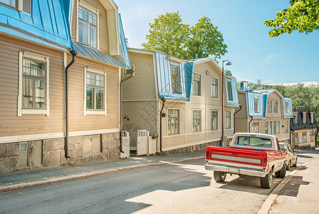 捡起赫尔辛基的一条街道在阳光明媚的夏季日 芬兰宁静舒适的街道上的传统木制木制房屋背景