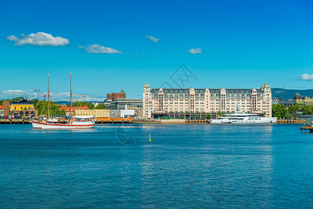 奥斯陆市风景从挪威的海面观望 夏季阳光明媚日港口城市的天空线背景