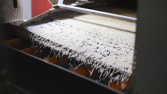 面粉加工厂马卡罗尼产品在意大利面粉厂的传送带上滚动小麦工业食物加工制造业生产设备商业饮食机械背景