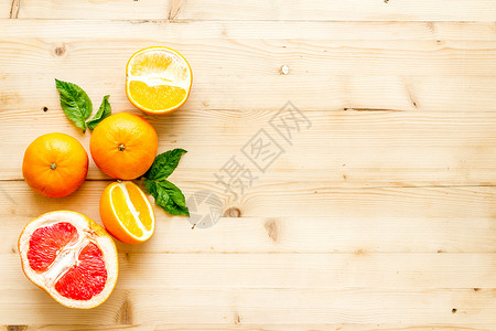 餐桌上有树叶的橙子和葡萄果 顶端视图复制空间黄色团体红色热带粉色绿色柠檬叶子收藏柚子背景图片