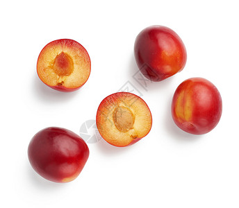 白色背景上分离的丰红红色整块和半颗李子美食圆形小吃食物农业工作室收成营养水果背景图片