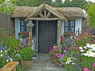 传统花边边框一个传统的破旧小屋和花园 朝向一个平静和舒缓的空间背景