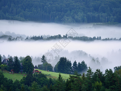 风云中弥漫着巨大的浓雾 在乡下有秋天的霜雾 山因雾而增高地面山峰地平线金子农村湿度太阳阳光射线峡谷图片