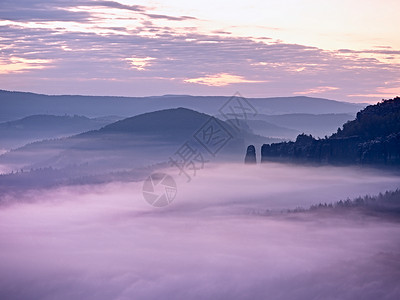 如果有奇迹山地风平浪静的天亮 秋雾清晨 在美丽的岩石山上反转风景太阳牧草奇迹冻结射线森林阳光公园背景