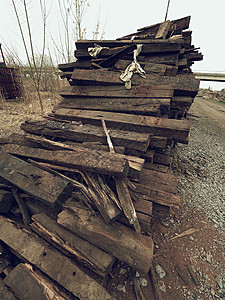古旧的油脂用过的橡木铁路卧床车被储存起来了木梁承载者近距离公司油木仓库关系重工业工程铁轨背景图片