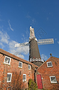 一个粮仓的风车背景图片