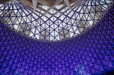 内部结构现代建筑架构国王紫色天花板十字半圆火车站网格柱子车站背景图片