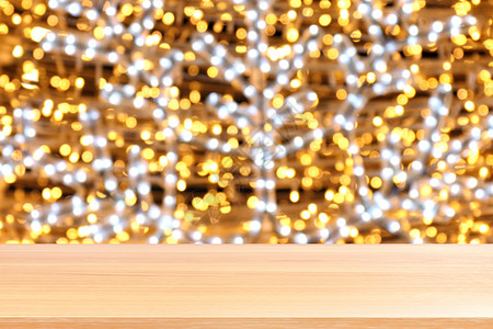 散景金黄色多彩圣诞背景上的木板 散景上的空木桌地板闪闪发光的浅金色奢华 木桌板空前闪闪发光的金色 散景灯上的木头闪闪发光微光魔法背景图片