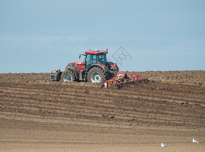 拖拉机耕种农业用地场地土壤农村耕作耕地蓝色棕色英语天空乡村背景