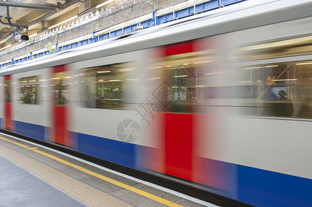 火车模糊的抽象动议窗户运动蓝色红色旅行运输背景图片