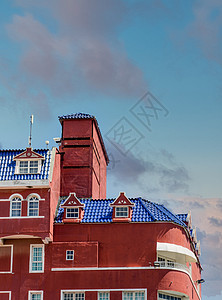 黄昏红楼蓝铁屋顶背景图片