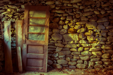 一扇旧木门 关在一栋老石屋内背景图片