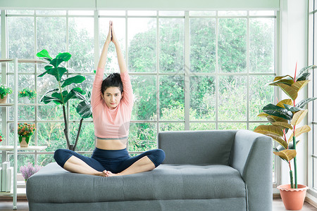 0岁-6岁适合美丽的亚洲女人在家里伸展身体幸福瑜伽运动生活女性健身房女士姿势训练背景