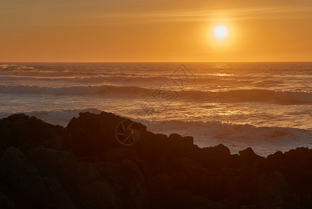 海滩的日落爬坡岩石观光海洋公园海景蓝色海浪风景海岸线背景图片